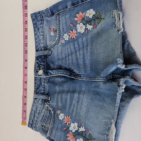Time and Tru Embroidered Jean Shorts. Size 6 - Picture 8 of 10